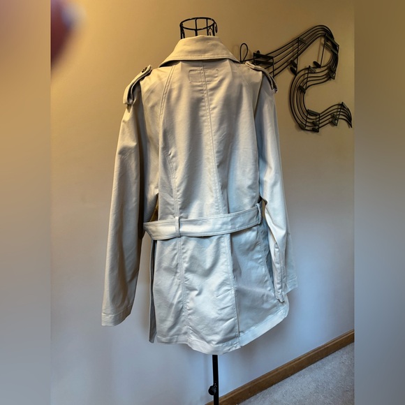 $17🌲 COUNTDOWN TO BLACK FRIDAY PRICE
Liz Claiborne Outerwear short khaki trench - Picture 2 of 4